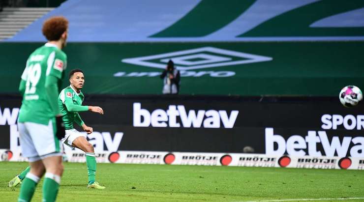 Felix Agu (Werder Bremen) đón một đường chuyền trong vòng cấm và ghi bàn với một cú sút mạnh vào góc thấp bên phải. Thủ môn đã không thể làm gì được.
