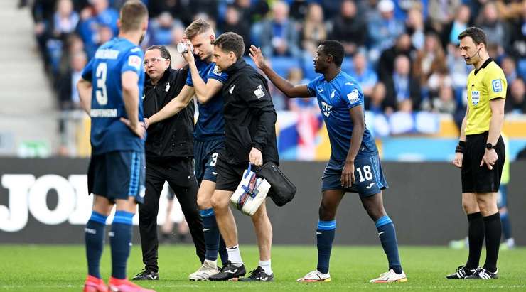 Có vẻ như Stefan Posch (Hoffenheim) đang gặp khó khăn sau khi bị choáng. Chúng ta sẽ xem liệu anh ấy có thể vượt qua không.