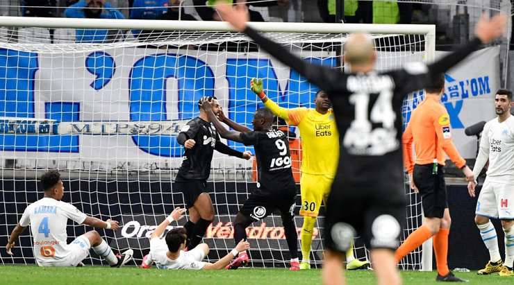 Saman Ghoddos (Amiens SC) nhận bóng trong vòng cấm, anh xoay trở rất nhanh nhẹn và tung cú sút chìm, găm bóng vào sát mép trong cột dọc bên trái.