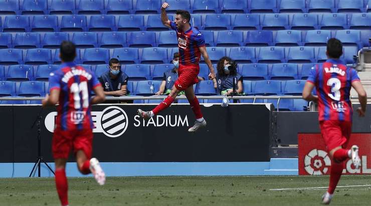 Vào! Exposito (Eibar) giành chiến thắng trên chấm phạt đền bằng một cú sút không thể cản phá, vượt qua tầm với của thủ môn Diego Lopez vào góc thấp bên trái.