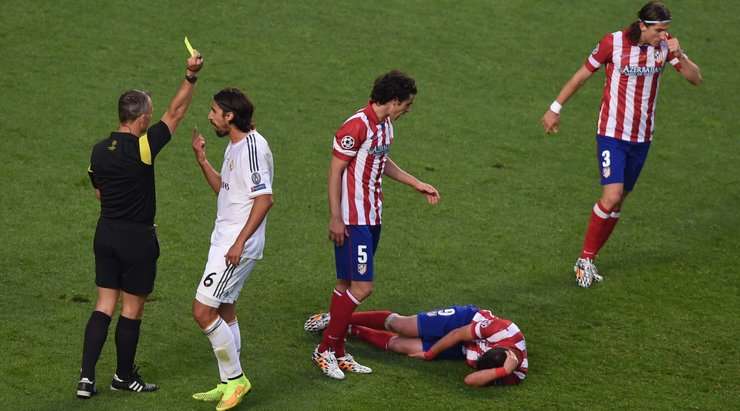 Bjorn Kuipers rút thẻ vàng cho Sami Khedira (Real Madrid) vì pha phạm lỗi nặng.