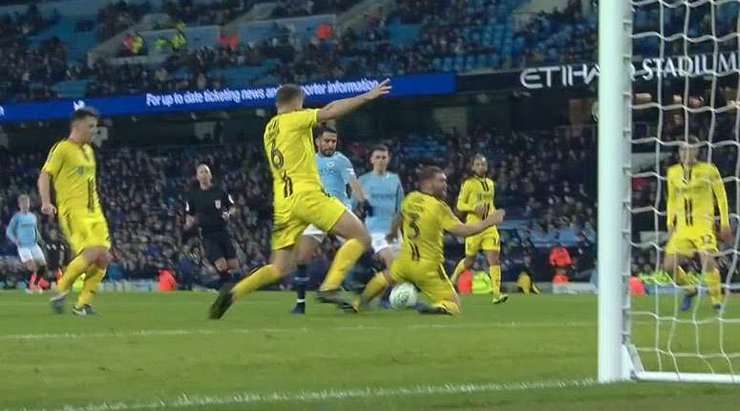 Vào! Bernardo Silva thực hiện một đường chuyền đến chân Riyad Mahrez (Manchester City) và cầu thủ này tung một cú sút từ trong vòng cấm, đưa bóng vào góc thấp bên phải mành lưới. Tỉ số là 9:0.