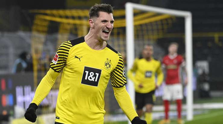Thomas Meunier (Dortmund) nhảy cao nhất để đón bóng từ quả phạt góc được thực hiện hoàn hảo bởi Julian Brandt. Cú đánh đầu dứt điểm của anh cũng rất hiểm hóc, đưa bóng vào gọn trong lưới trong sự bất lực của thủ môn. Tỉ số được nâng lên 1:0.