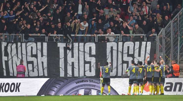 Vào! Cyriel Dessers (Feyenoord) cướp được bóng sau sai lầm tồi tệ của thủ môn Ales Mandous và bàn thắng đã được ghi. Tỉ số là 1:2.
