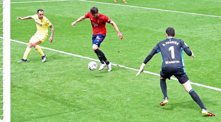 Đây chắc chắn không phải là điều mà David Garcia (Osasuna) mong muốn. Nỗ lực ngăn cản một đường chuyền tấn công của đối phương và anh ấy đã đưa bóng về lưới nhà. Tỉ số lúc này là 1:1.