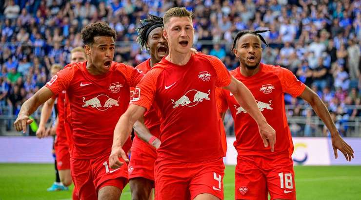 Đường treo bóng từ quả đá phạt tìm đến đầu của Willi Orban (RB Leipzig), và anh đã bật cao đánh đầu hiểm hóc vào góc thấp bên phải khung thành.