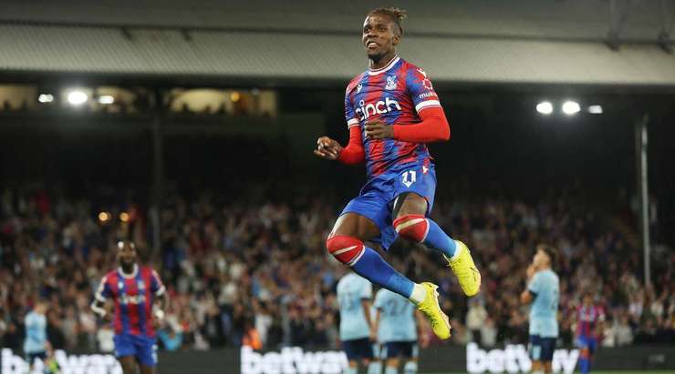 Sau một đường chuyền của đồng đội vào bên trong vòng cấm, Wilfried Zaha (Crystal Palace) ghi bàn với một cú sút hoàn hảo vào góc cao bên phải khung thành, đưa bóng vượt ra ngoài tầm với của thủ môn đối phương.