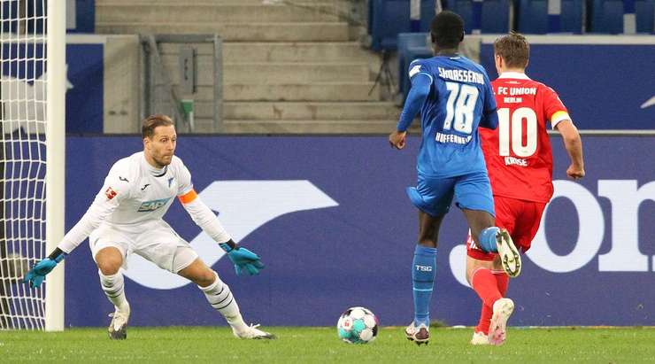 VÀO! Một pha kiến tạo xuất sắc của Max Kruse, người đóng vai trò then chốt trong việc tổ chức tấn công. Anh ấy dọn cỗ cho Cedric Teuchert (Union Berlin), người đánh bại Oliver Baumann với một cú sút tuyệt vời vào góc trái phía dưới. 1:3.