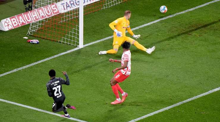 Vào! Sheraldo Becker (Union Berlin) ghi bàn với một cú sút chìm tuyệt vời vào chính giữa khung thành sau khi được giải thoát trong vòng cấm bởi một đường chuyền bổng xuất sắc từ Christopher Trimmel. Tỉ số bây giờ là 0:1.
