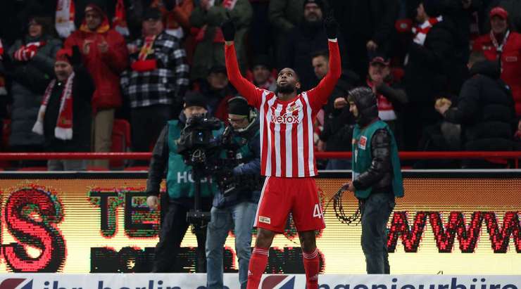 Vào! Jordan Siebatcheu (Union Berlin) tung một cú sút một chạm trong vòng cấm và đánh bại thủ môn đối phương. Bóng đi vào thẳng vào nóc lưới. 2:1.