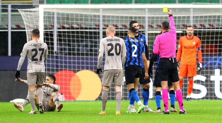 Achraf Hakimi (Inter) đang thử thách sự kiên nhẫn của trọng tài Slavko Vincic và anh đã toại nguyện với một chiếc thẻ vàng cho pha phạm lỗi của mình.