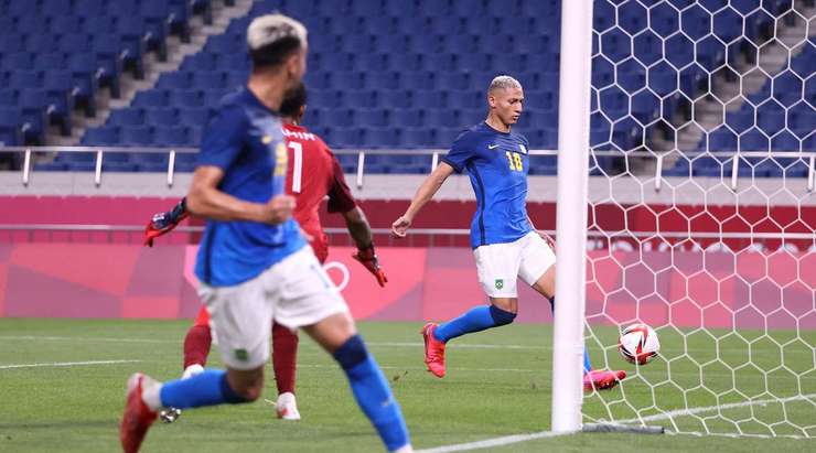 Vào! Reinier chuyền bóng đến chân của Richarlison (Brazil), người đứng trước mành lưới trống và không gặp khó khăn đệm bóng vào khung thành. 1:3.