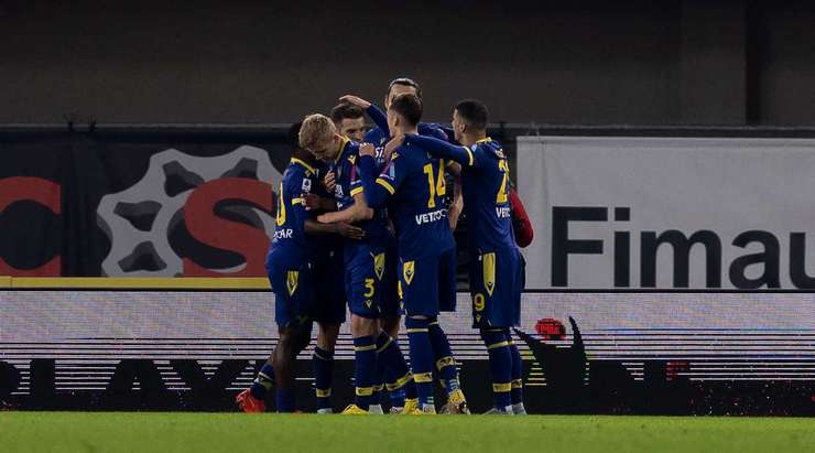 Bóng đã nằm trong lưới sau một pha dứt điểm xuất sắc của Darko Lazovic (Verona)! Josh Doig chọc khe rất sắc sảo và kiến tạo cơ hội cho Darko Lazovic (Verona), người đã phản ứng rất nhanh để thoát xuống đối mặt với thủ môn và dứt điểm từ cự li gần vào góc thấp bên trái khung thành. Tỉ số bây giờ là 2:0.