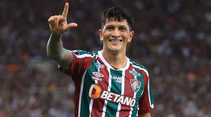 Vào! Sau khi nhận một đường chuyền tốt, German Cano (Fluminense) nhanh chân tung một cú sút chìm vào chính giữa khung thành, đưa bóng lọt qua người thủ môn. Khi có may mắn thì đúng là sút kiểu gì cũng vào!