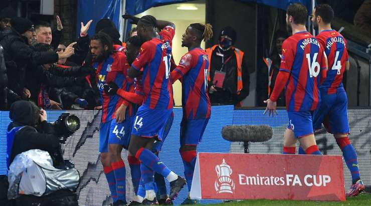 Jairo Riedewald (Crystal Palace) giành được khoảng trống trong vòng cấm sau quả phạt góc và dứt điểm với một cú sút chìm vào chính giữa khung thành.
