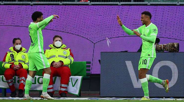 Vào! Paulo Otavio treo một đường bóng sắc sảo vào vòng cấm theo hướng di chuyển của Lukas Nmecha (Wolfsburg). Cầu thủ này bật lên rất cao để tung một cú đánh đầu căng như kẻ chỉ từ giữa vòng cấm vào góc trái khung thành. Thủ môn Rafal Gikiewicz đã không có cơ hội nào để cản phá. 1:0!