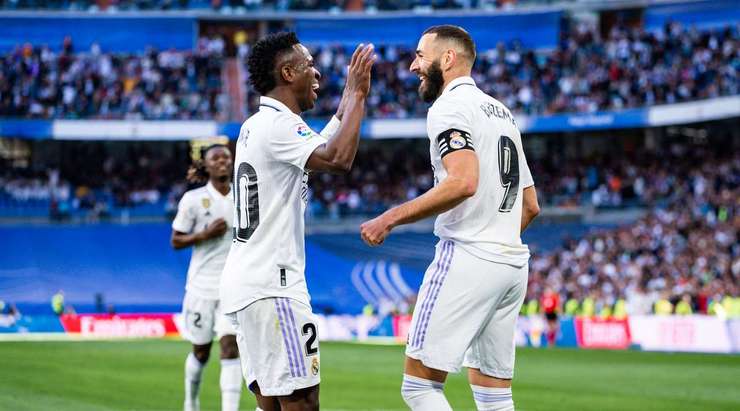 VÀÀÀÀÀO! Karim Benzema (Real Madrid) có khoảng trống bên trong vòng cấm và dứt điểm đường chuyền với một pha ngả người vô-lê cắt kéo. Bàn thắng đẹp nhất mọi thời đại? Có thể không phải, nhưng dù sao thì tỉ số đã là 4:0.