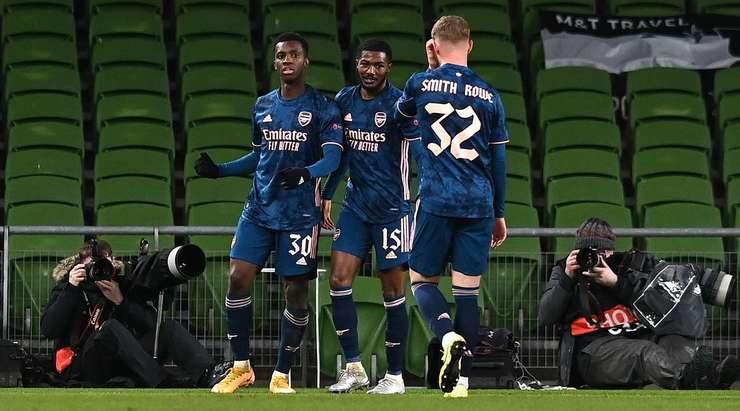Vào! Edward Nketiah (Arsenal) lấy bóng trong vòng cấm, nhìn thấy thủ môn ra khỏi vạch cầu môn và bấm bóng qua đầu anh ấy và đi vào lưới. 0:1.