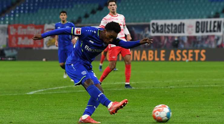 Vào! Jeremie Frimpong (Bayer Leverkusen) tung một cú sút trong vòng cấm và pha dứt điểm bị chệch hướng và đi qua thủ môn. 1:3.