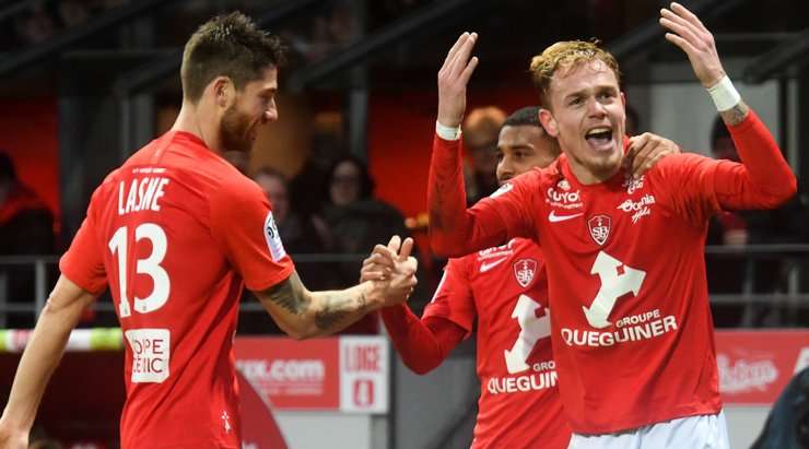 Irvin Cardona (Brest) đối mặt với thủ môn và ra chân rất nhanh, gọn gàng đưa bóng vào lưới!