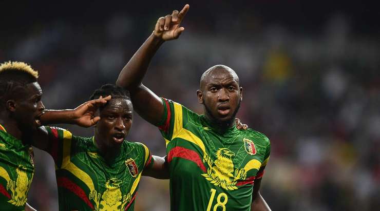 Vào! Ibrahima Kone (Mali) sút bóng vào góc phải khung thành, vượt qua tầm với của Babacar Diop dù thủ môn đã đổ người hết cỡ.