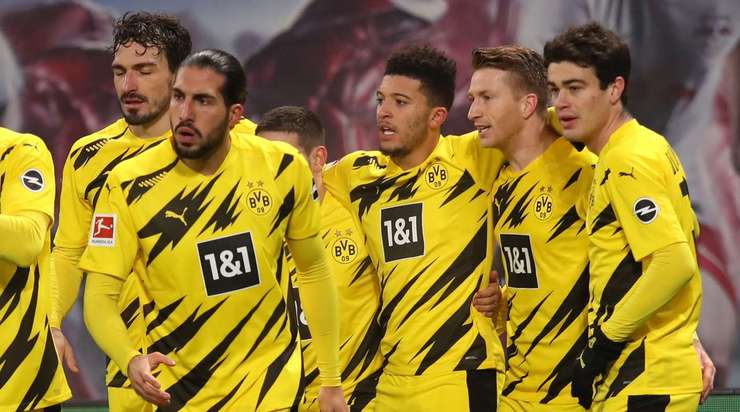 Vào! Jadon Sancho (Dortmund) có đủ khoảng trống trong vòng cấm để đón một đường chuyền từ Marco Reus và dứt điểm gọn gàng vào góc thấp bên trái khung thành. 0:1.