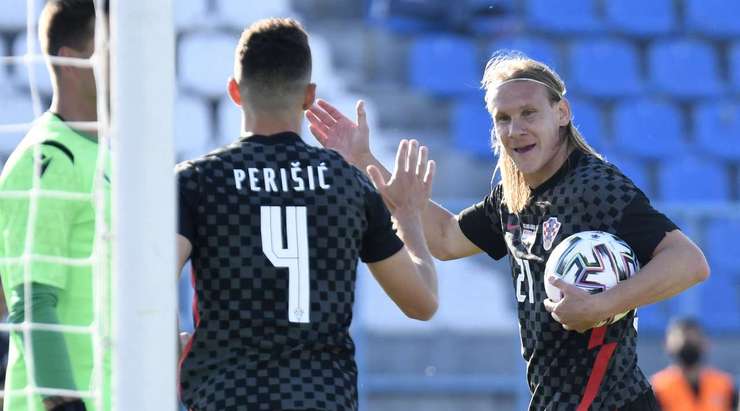VÀO! Bóng được treo vào từ quả phạt góc và Ivan Perisic (Croatia) chạy chỗ rất tốt để tung một cú đánh đầu hoàn hảo vào góc phải cầu môn. Tỉ số của trận đấu đã được nâng lên: 1:0.