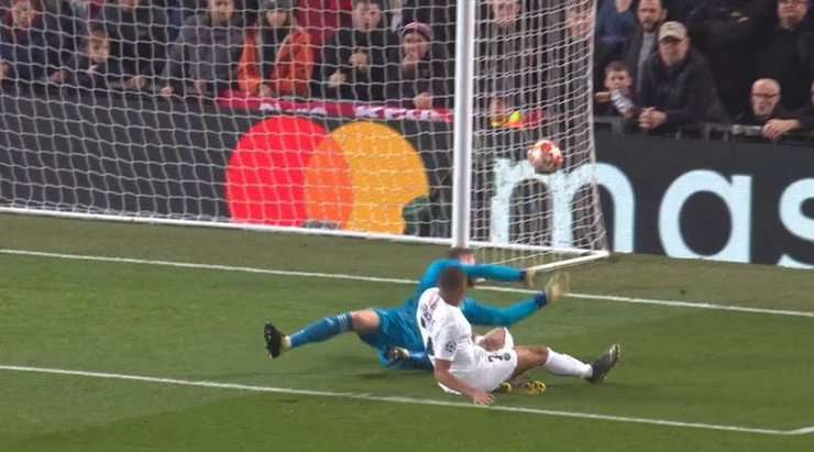 Kylian Mbappe (Paris SG) đang di chuyển ở một vị trí không bị theo kèm trước khi nhận đường chuyền từ Julian Draxler, tuy nhiên cú sút rất mạnh của anh lại đưa bóng đi chệch cột dọc bên phải trong gang tấc. Cơ hội rất tốt nhưng bàn thắng thì rất tiếc!