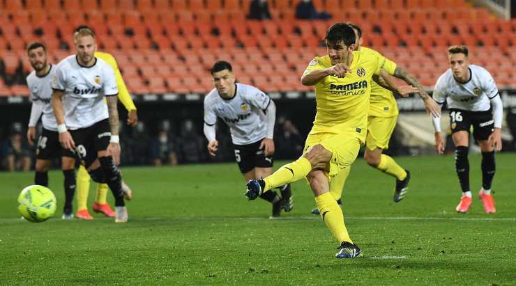 Vào! Gerard Moreno (Villarreal) sút bóng vào góc thấp bên phải khung thành, vượt qua tầm với của Jasper Cillessen dù thủ môn đã đổ người hết cỡ.