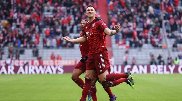 Vào! Niklas Sule (Bayern Munich) sút bóng bật ra vào phía trong cột dọc bên phải sau khi bóng đến chỗ anh ấy trong vòng cấm. Tỉ số là 1:0.