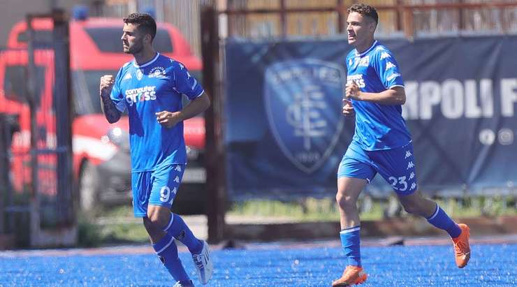Vào! Kristjan Asllani thể hiện nhãn quan tuyệt vời của mình với đường chuyền sắc sảo cho Patrick Cutrone (Empoli), người đã rất bình tĩnh sút bóng vào góc phải phía dưới. Tỉ số là 1:0.