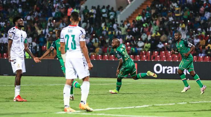 Ahmed Mogni (Comoros) đã làm lưới của đối phương phải tung lên với một cú sút ngay sát vòng cấm địa. Quả bóng bay thẳng vào góc thấp bên phải.