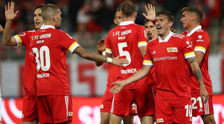 Vào! Sheraldo Becker thực hiện một đường lob bóng gọn gàng vào vòng cấm cho Max Kruse (Union Berlin), người đã chiến thắng trong pha không chiến với hậu vệ đối phương trước khi đánh đầu vào góc thấp bên trái khung thành từ cự ly gần. Tỉ số là 1:0.