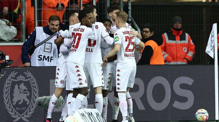 Vào! Anthony Caci (Mainz) tung một cú sút một chạm trong vòng cấm và đánh bại thủ môn đối phương. Bóng đi vào góc thấp bên phải khung thành. 0:1.