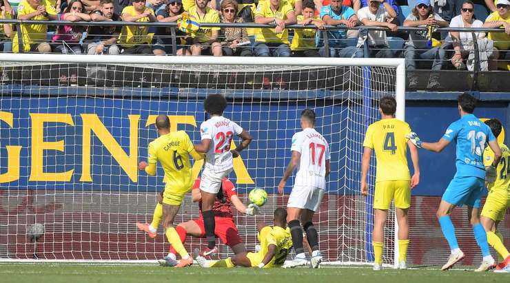 VÀO! Jules Kounde (Sevilla) xuất hiện rất đúng thời điểm! Bóng bật ra từ một tìnhh huống lộn xộn bên trong vòng cấm và anh không bỏ lỡ cơ hội ghi bàn từ một vị trí quá ư thuận lợi.