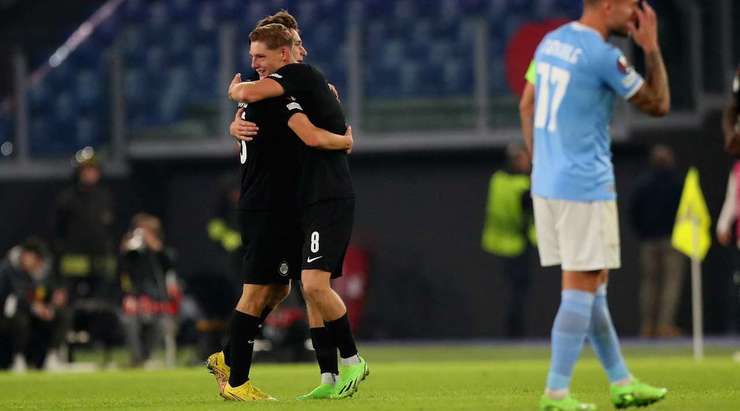 William Boving (Sturm Graz) khống chế bóng gọn gàng từ một đường chuyền sắc bén tại rìa vòng cấm và cứa bóng vào phía trong cột dọc bên trái, theo một phong cách đã thành thương hiệu của anh.