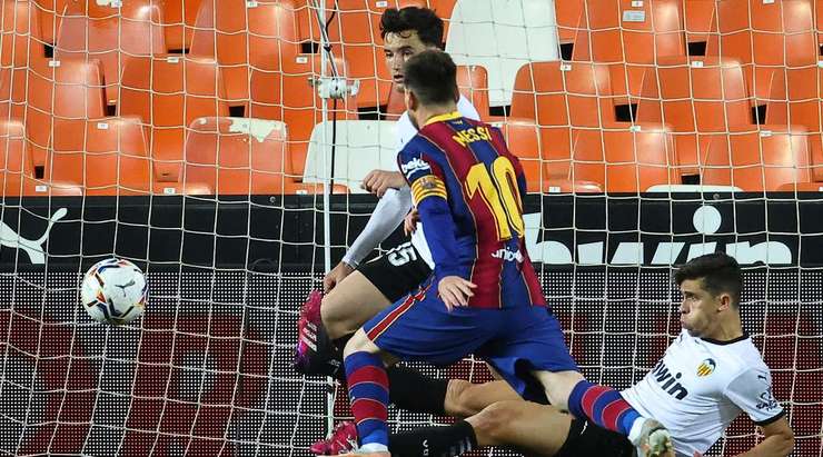 Vào! Lionel Messi (Barcelona) sút bóng bật ra vào chính giữa khung thành sau khi bóng đến chỗ anh ấy trong vòng cấm. Tỉ số là 1:1.