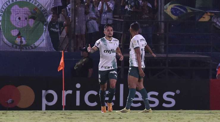 Vào! Đường kiến tạo của Rony đặt Artur (Palmeiras) vào một vị trí rất thoáng, đối diện với thủ môn. Cầu thủ này dứt điểm nhanh bằng một cú sút hiểm hóc từ bên trong vòng cấm, đưa bóng vào góc cao bên trái khung thành. Tỉ số là 0:1.