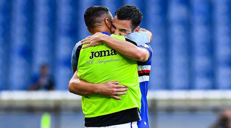 Vào! Federico Bonazzoli (Sampdoria) tìm thấy khoảng trống đủ để tung ra cú sút từ rìa vòng cấm và pha dứt điểm của anh đi chìm vào phía trong cột dọc bên phải. Một cú sút xuất sắc.
