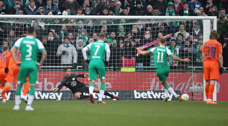Vào! Niclas Fullkrug (Werder Bremen) tinh quái dừng lại một nhịp trước khi sút, chờ cho thủ môn Koen Casteels đổ người trước khi bình tĩnh đưa bóng vào góc thấp bên phải.