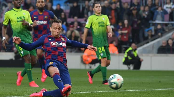 Vào 5:0! Arthur (Barcelona) đệm bóng thành bàn từ cự li gần sau khi bóng bật ra tới hướng di chuyển của anh ấy.
