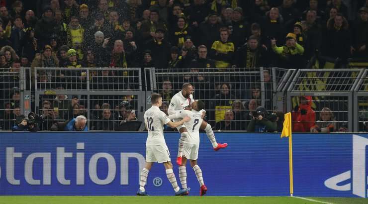 Nó đã đi vào lưới! Kylian Mbappe tung một đường chuyền đến Neymar (Paris SG), và anh ấy dễ dàng đưa bóng vào lưới trống. Tỉ số là 1:1.