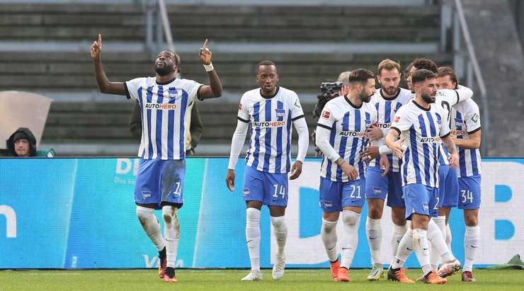 Vào! Marvin Plattenhardt kiến tạo bằng một đường căng ngang tuyệt đẹp vào vòng cấm, và Wilfried Kanga (Hertha Berlin) cũng hoàn thành tốt phần việc của mình bằng một cú đánh đầu từ cự ly gần vào chính giữa khung thành. Tỉ số là 1:0.