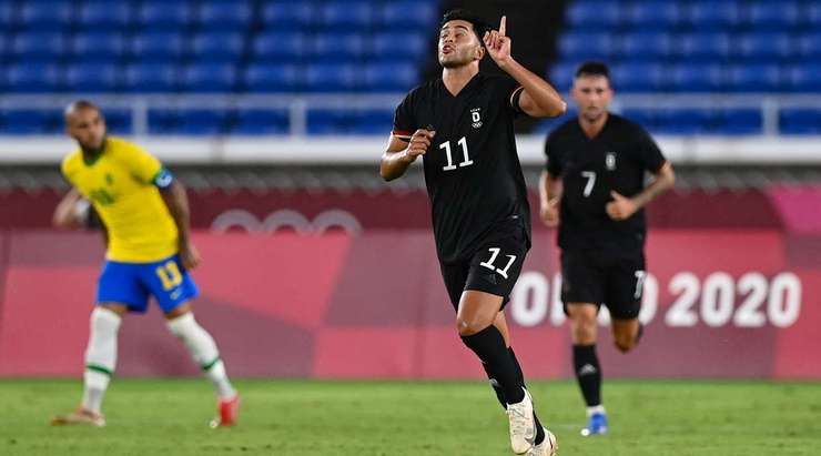 Vào! Nadiem Amiri (Đức) đón bóng bật ra và từ rìa vòng cấm, anh ấy tung một cú sút đi vào phía trong cột dọc bên phải. Tỉ số là 3:1.