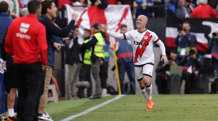 Một bàn thắng tuyệt vời! Isi Palazon (Rayo Vallecano) nhận một đường chuyền chính xác và thử vận may với một cú sút tầm xa. Đó là một cú sút xuất sắc đi vào góc cao bên trái, đưa bóng vượt quá tầm với của thủ môn đối phương.