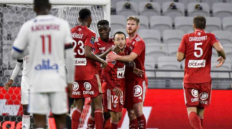 Anthony Lopes (Lyon) đã tự đưa bóng vào lưới nhà. Sau trận đấu hôm nay có lẽ anh ấy sẽ phải đi giải đen!
