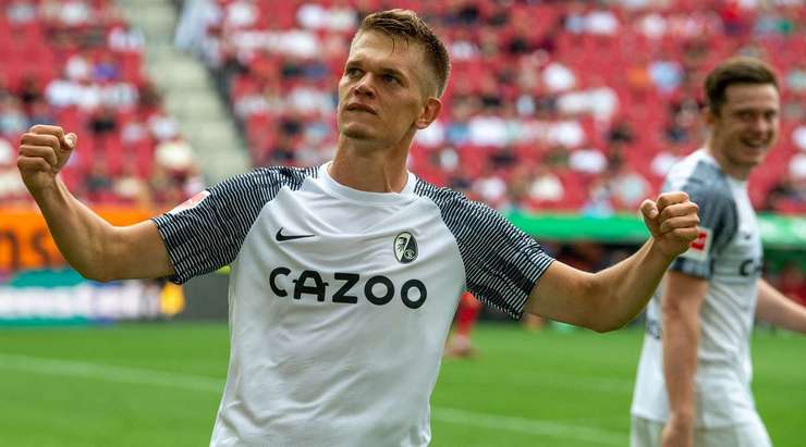 0:3. Matthias Ginter (Freiburg) đón một đường chuyền tại rìa khu cấm địa và ngay lập tức tung cú sút một chạm tuyệt vời bay vào bên phải mành lưới. Một pha dứt điểm xuất sắc! Rafal Gikiewicz cố gắng ngăn chặn nó, nhưng không có cơ hội cho anh ấy. Kiến tạo bởi Michael Gregoritsch.