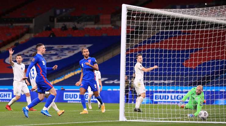 Vào! Dominic Calvert-Lewin (Anh) có đủ khoảng trống trong vòng cấm để đón một đường chuyền từ Jesse Lingard và dứt điểm chìm gọn gàng vào ngay giữa mành lưới. 4:0.