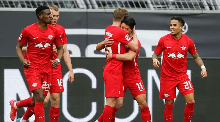 Vào! Hee-Chan Hwang chuyền bóng đến chân của Dani Olmo (RB Leipzig), người đứng trước mành lưới trống và không gặp khó khăn đệm bóng vào khung thành. 2:2.