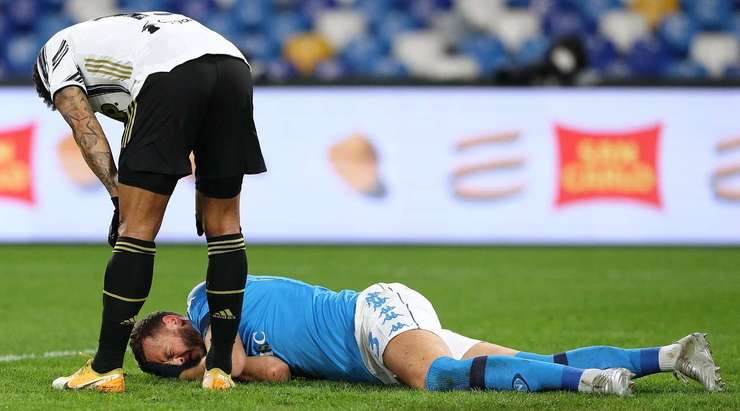 Amir Rrahmani (Napoli) đang nằm sân vì chấn thương và trọng tài đã cho dừng trận đấu để đội ngũ y tế có thể có thể vào sân.
